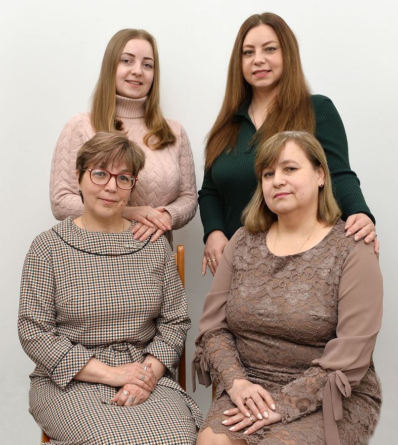Сидят (слева направо) Татьяна Маркина, Елена Глумина, стоят Юлия Лагодюк, Виктория Соколова.
