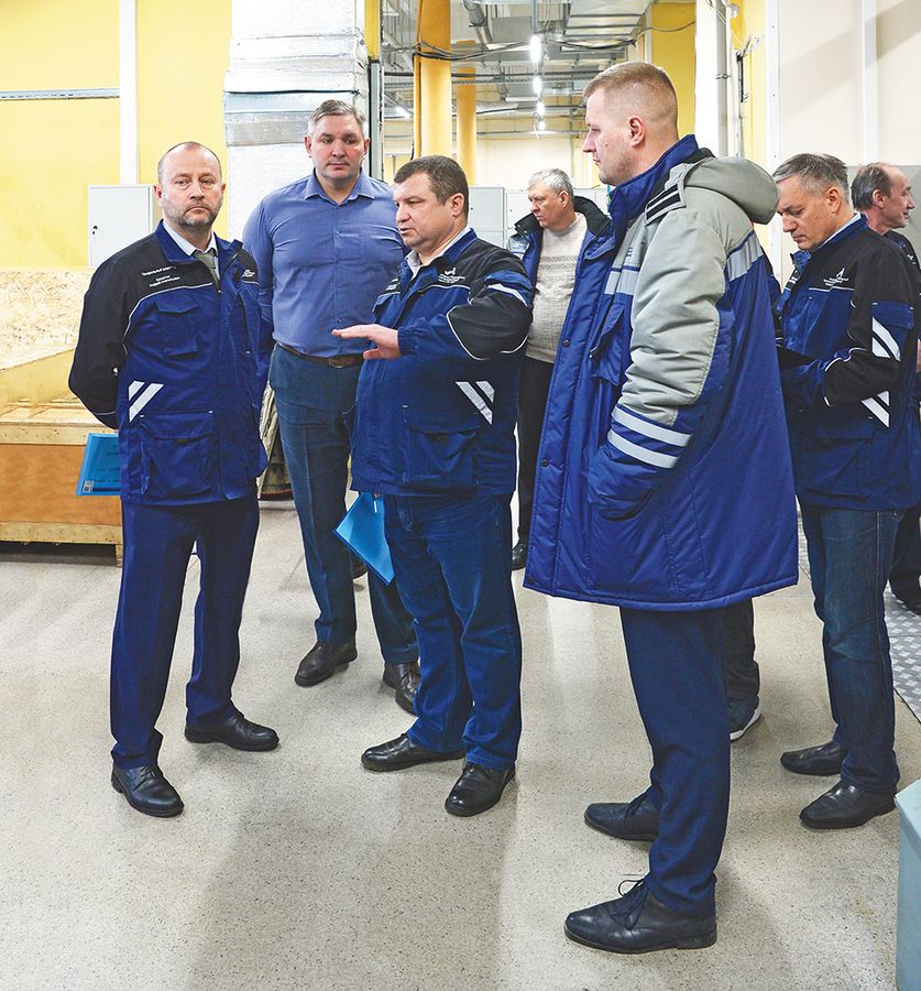 Генеральный директор АПЗ Андрей Капустин и руководители по направлениям проинспектировали, как идет расширение производственных площадей в цехе №53.