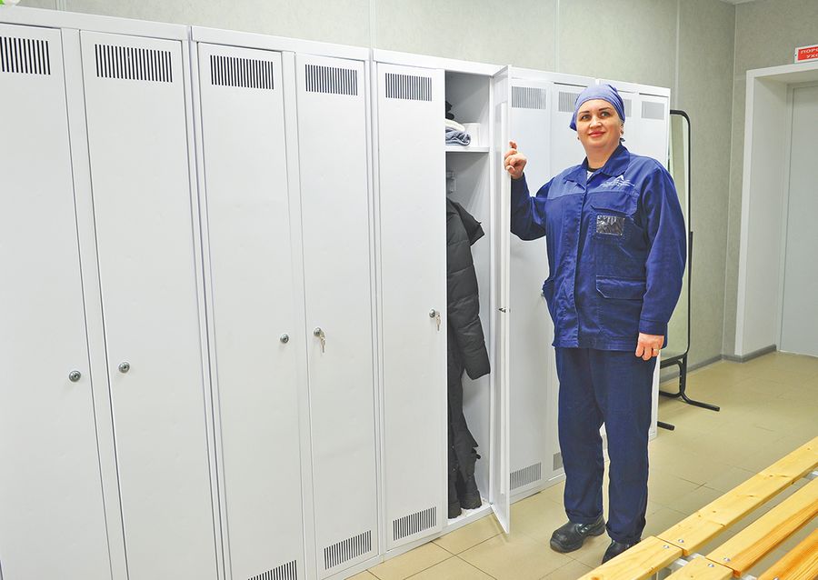В цехе №16 установлено восемь новых шкафов производства АПЗ. На фото маляр Татьяна Катаева.
