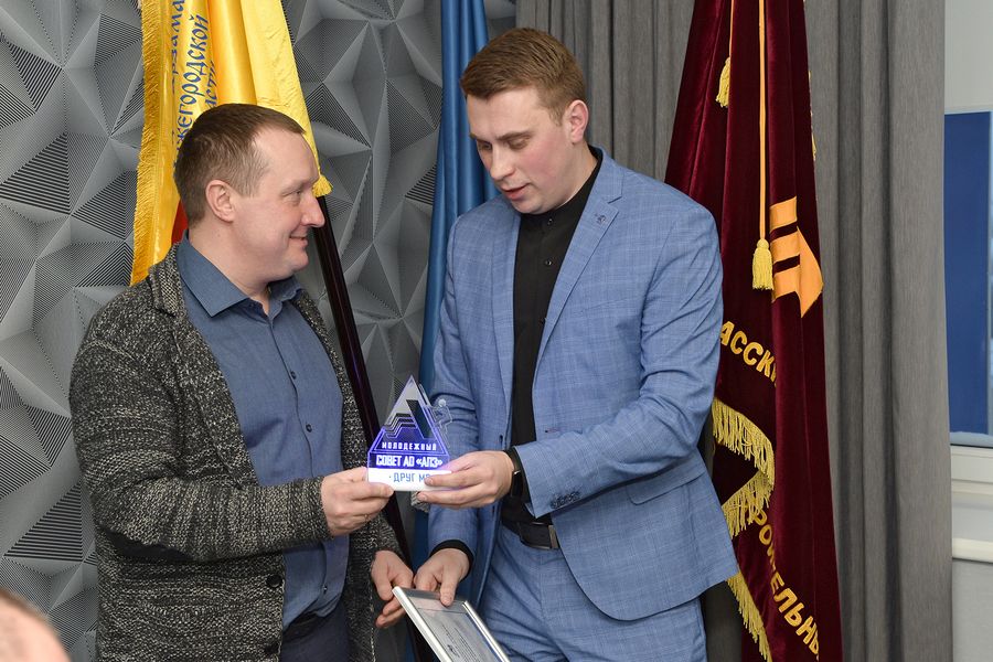 Председатель МС Артем Канашкин награждает памятным знаком «Друг Молодежного совета» Вадима Карпычева.