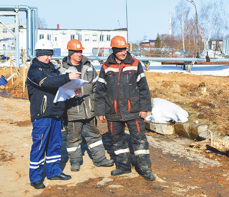 Инженер по строительному контролю ОКСа Иван Серёгин со строителями-монтажниками Вячеславом Кургузовым и Юрием Николаевым. 