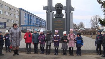 Возложение лицеистами цветов к памятнику Гагарина 12 апреля