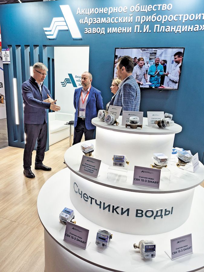 У стенда АПЗ.