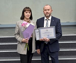 Торжественное вручение свидетельств о занесении на заводскую Доску почета 