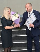 Торжественное вручение свидетельств о занесении на заводскую Доску почета 