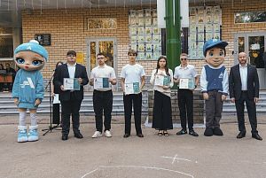 Представители АПЗ поздравили студентов профильных учебных заведений с 1 сентября