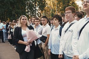 Представители АПЗ поздравили студентов профильных учебных заведений с 1 сентября