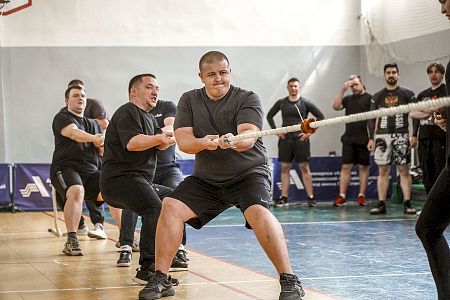 Соревнования по перетягиванию каната и поднятию гирь - очередной этап спартакиады АПЗ