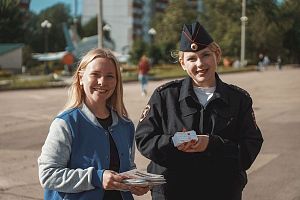Молодые приборостроители совместно с полицией раздавали листовки о номере 112