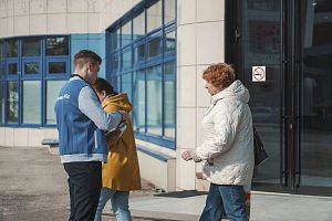 Молодые приборостроители совместно с полицией раздавали листовки о номере 112