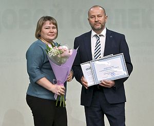 Торжественное вручение свидетельств о занесении на заводскую Доску почета 