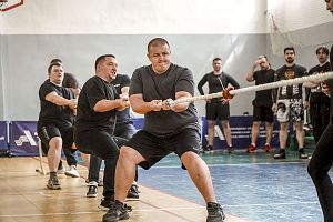 Соревнования по перетягиванию каната и поднятию гирь - очередной этап спартакиады АПЗ