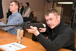 Стрельба из пневматической винтовки - этап заводской спартакиады