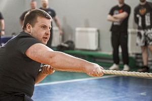 Соревнования по перетягиванию каната и поднятию гирь - очередной этап спартакиады АПЗ